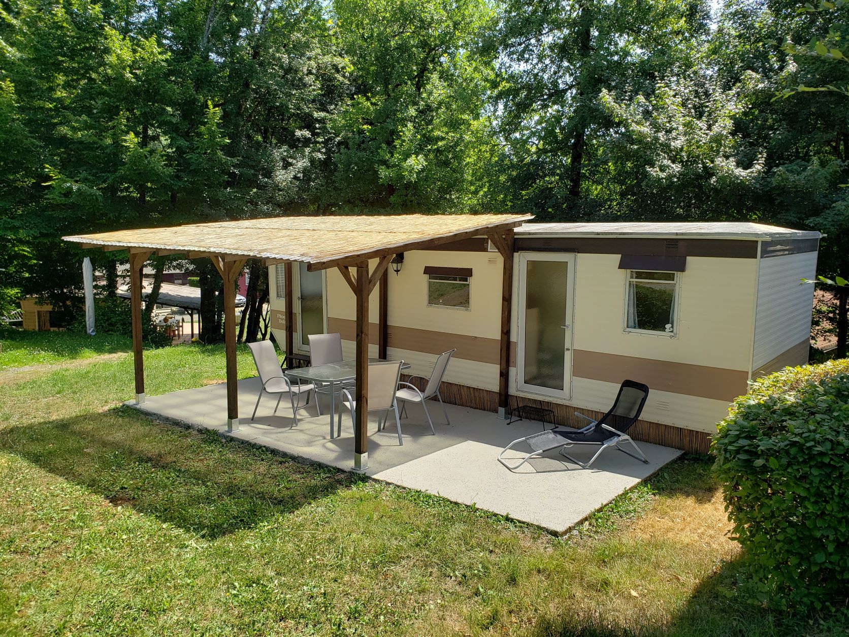 Mobil-home avec terrasse couverte au camping