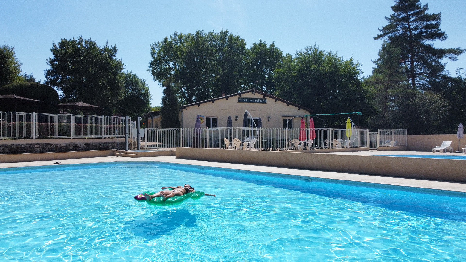 Terrasse du restaurant au bord de la piscine du camping Les Tourterelles