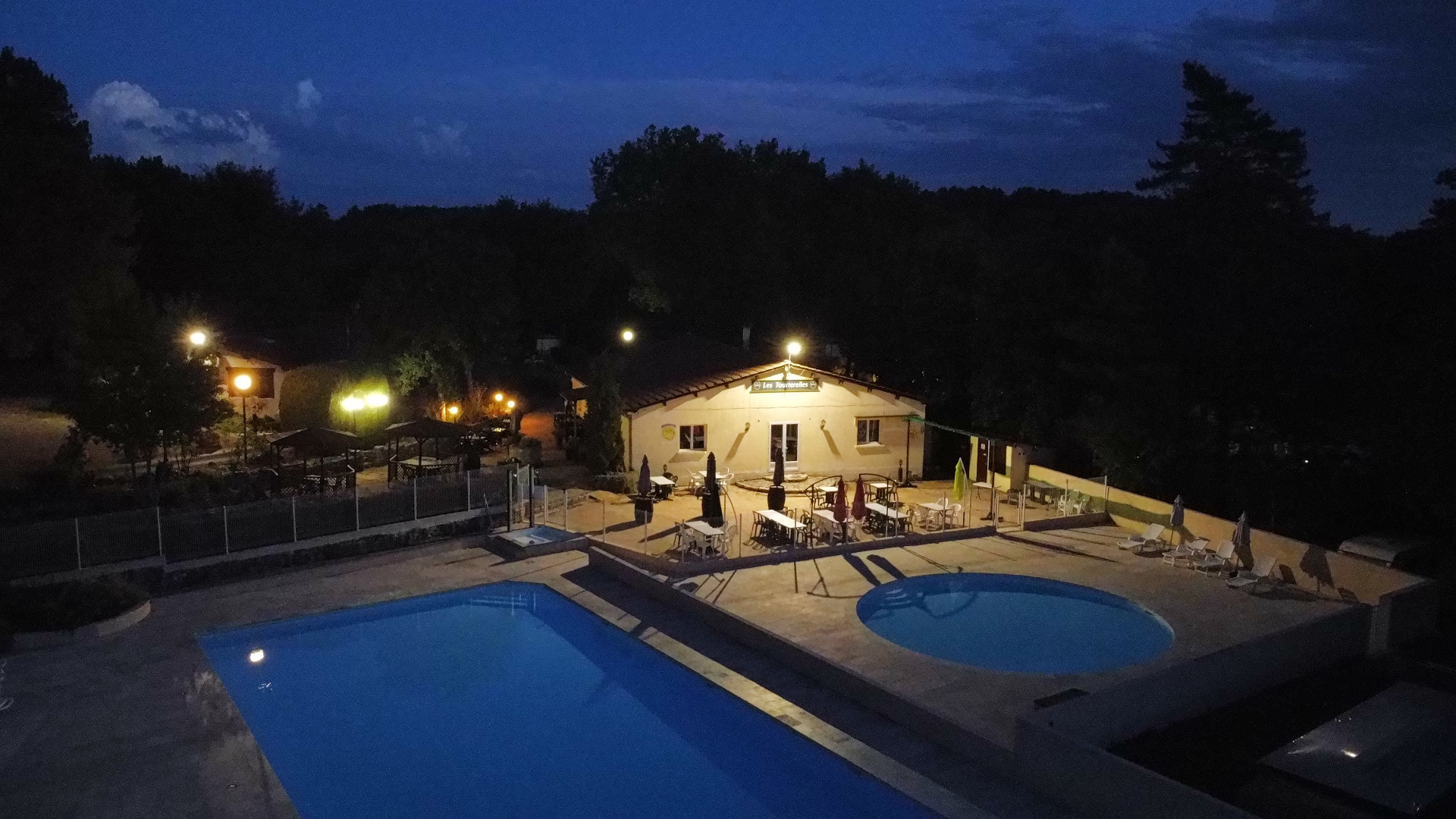 Soirée anniversaire au bord de la piscine au camping Les Tourterelles
